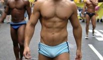 Mostrando seu corpo musculoso na parada gay